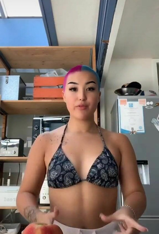 2. Sexy Youki Overkleeft in Bikini Top