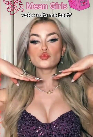 Sexy Emma Norton Shows Cleavage