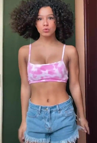 2. Hottie Gabriella Saraivah in Crop Top