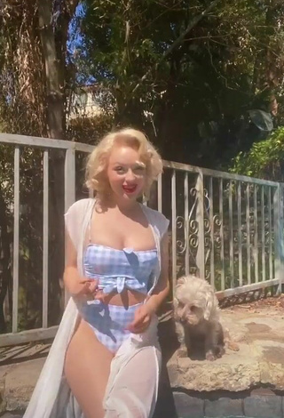 3. Sexy Jasmine Chiswell Shows Cleavage in Checkered Swimsuit at the Pool