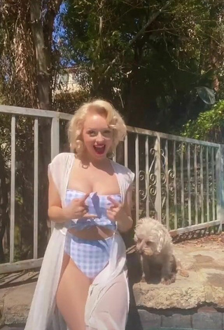 4. Sexy Jasmine Chiswell Shows Cleavage in Checkered Swimsuit at the Pool