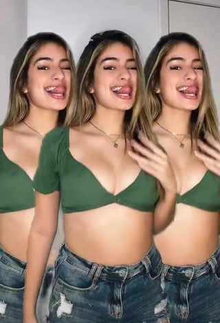 4. Sultry Júlia Puzzuoli Shows Cleavage in Olive Crop Top