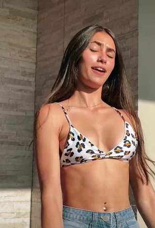 2. Sexy Kauana Hofemã Shows Cleavage in Leopard Bikini Top