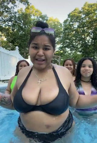 3. Sexy Carol Acosta Shows Cleavage in Bikini at the Swimming Pool