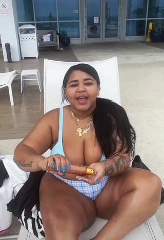 Titillating Carol Acosta Shows Cleavage in Bikini