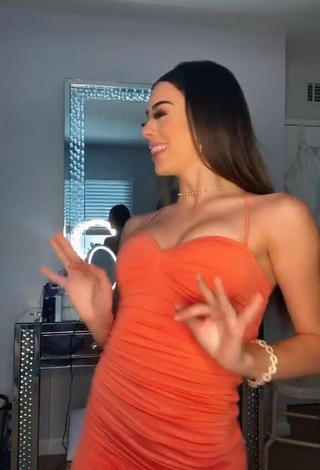 2. Sexy Lauren Kettering Shows Cleavage