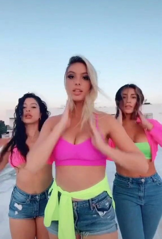 4. Sultry Lele Pons Shows Cleavage in Crop Top