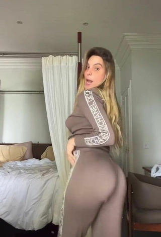 Luscious Lele Pons Shows Butt