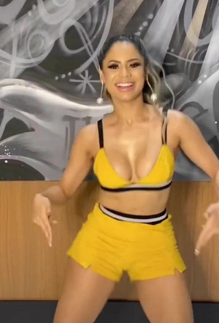 2. Sexy Lea Araujo Shows Cleavage in Crop Top