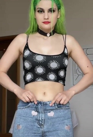 Titillating Lianayel in Crop Top