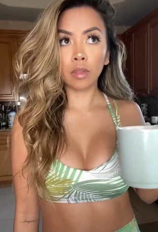 4. Sexy Liane Valenzuela Shows Cleavage in Floral Sport Bra