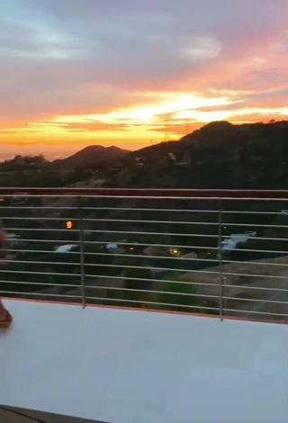 Sultry Lizzo Shows Big Butt on the Balcony