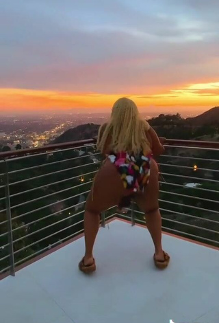 2. Sultry Lizzo Shows Big Butt on the Balcony