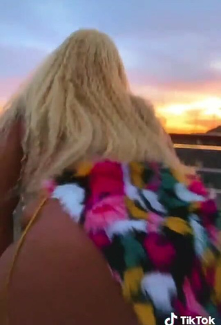 4. Sultry Lizzo Shows Big Butt on the Balcony