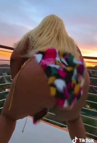 5. Sultry Lizzo Shows Big Butt on the Balcony