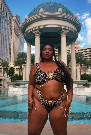 3. Luscious Lizzo Shows Big Butt at the Pool