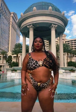 4. Luscious Lizzo Shows Big Butt at the Pool