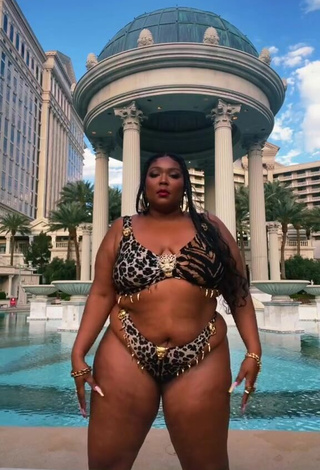 5. Luscious Lizzo Shows Big Butt at the Pool