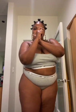 2. Titillating Lizzo Shows Big Butt