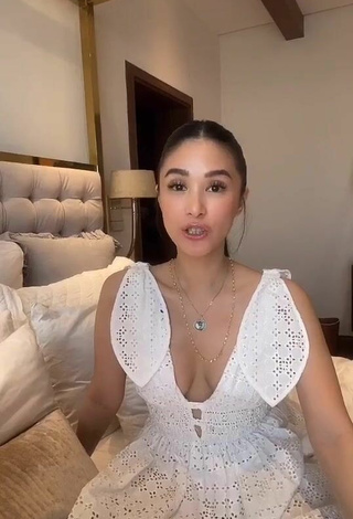 Sultry Heart Evangelista Shows Cleavage