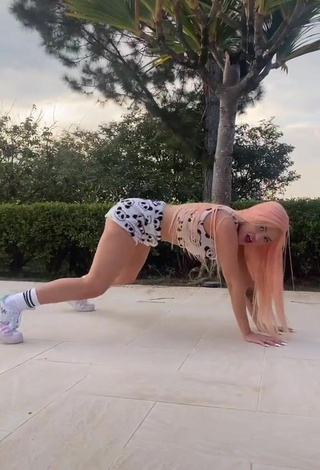 2. Sexy Luísa Sonza in Crop Top while Twerking