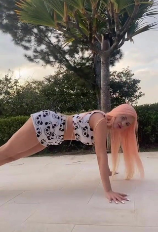 3. Sexy Luísa Sonza in Crop Top while Twerking