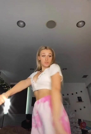 3. Hottest Madi Monroe Shows Cleavage in White Crop Top and Bouncing Boobs