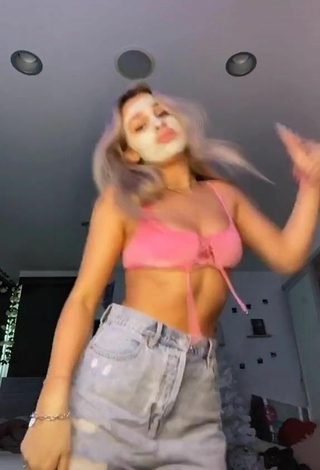 3. Seductive Madi Monroe Shows Cleavage in Pink Crop Top and Bouncing Breasts