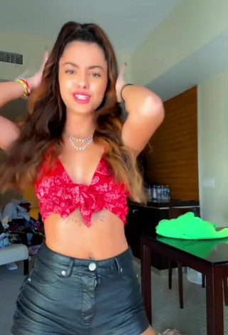 5. Luscious Malu Trevejo Shows Cameltoe