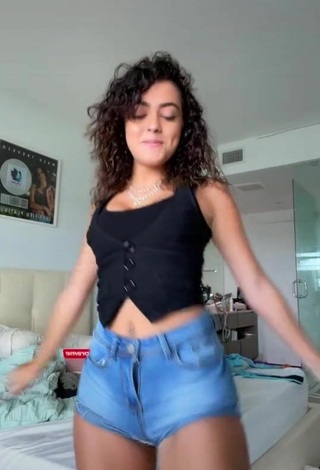 Luscious Malu Trevejo Shows Cleavage in Black Top