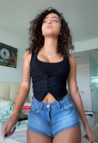 2. Luscious Malu Trevejo Shows Cleavage in Black Top