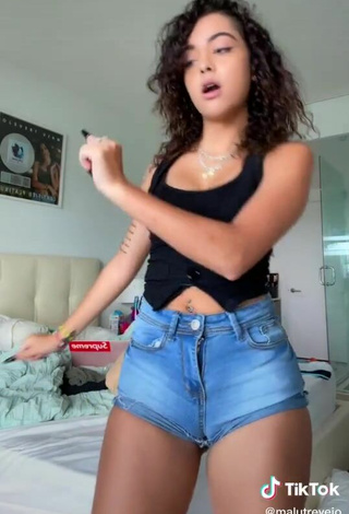 3. Luscious Malu Trevejo Shows Cleavage in Black Top