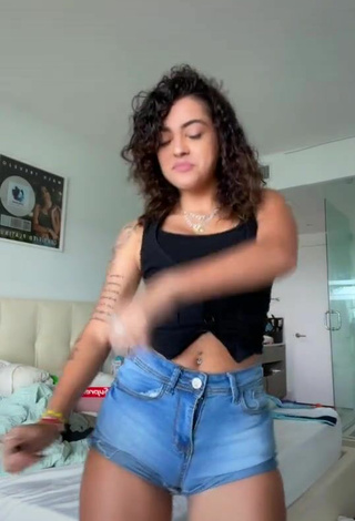 4. Luscious Malu Trevejo Shows Cleavage in Black Top