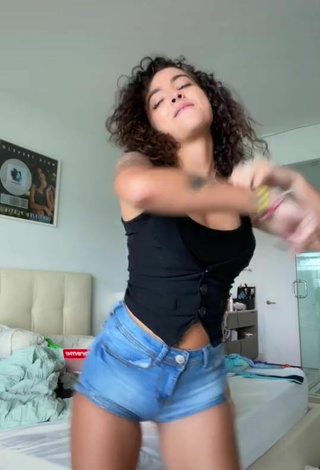 5. Luscious Malu Trevejo Shows Cleavage in Black Top