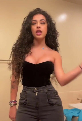 2. Titillating Malu Trevejo Shows Cleavage in Black Top