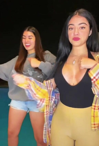 4. Sultry Malu Trevejo Shows Cleavage in Top at the Swimming Pool