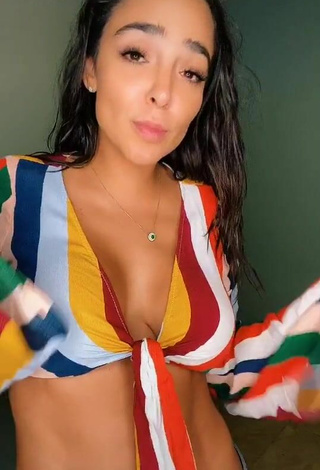 2. Sultry Manelyk González Shows Cleavage in Striped Crop Top