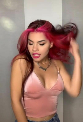 Sultry Mariana d'Ávila Shows Cleavage in Pink Crop Top