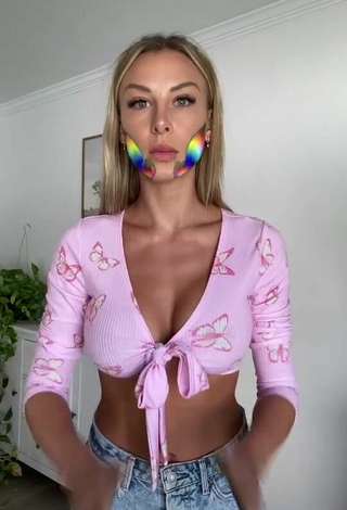 Titillating Marta Mielczarska Shows Cleavage in Pink Crop Top