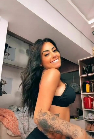 4. Sexy Mirella Fernandez Shows Cleavage in Black Bikini Top