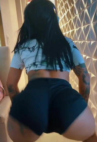 2. Sultry Mirella Fernandez Shows Butt while Twerking