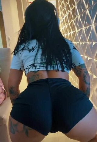 3. Sultry Mirella Fernandez Shows Butt while Twerking