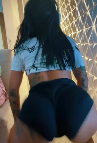 4. Sultry Mirella Fernandez Shows Butt while Twerking