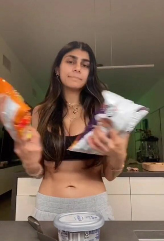 Titillating Mia Khalifa Shows Cleavage in Black Crop Top