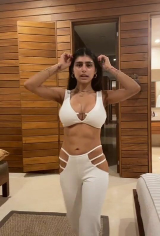 Luscious Mia Khalifa Shows Cleavage in White Crop Top