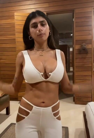 2. Luscious Mia Khalifa Shows Cleavage in White Crop Top