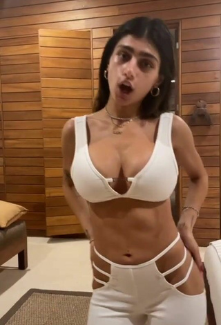 3. Luscious Mia Khalifa Shows Cleavage in White Crop Top