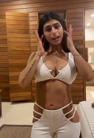 4. Luscious Mia Khalifa Shows Cleavage in White Crop Top