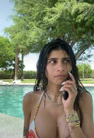 5. Sultry Mia Khalifa Shows Cleavage in Bikini at the Swimming Pool