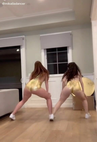 2. Alluring Mikaila Murphy Shows Butt while Twerking